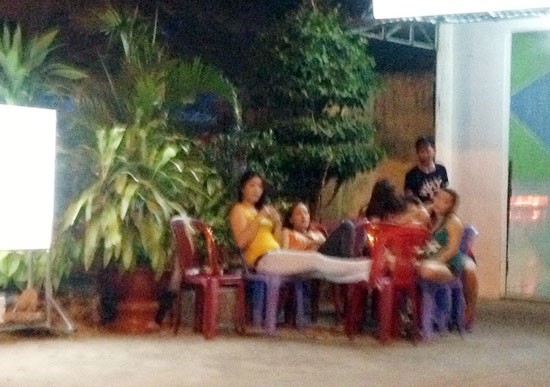 Ngược về thành phố Cà Mau (Cà Mau), qua khỏi khách sạn Best có quán Ninh Tèo 1. Tối nào các cô gái cũng quần áo "mát mẻ" ngồi chéo chân trước quán để chờ khách.